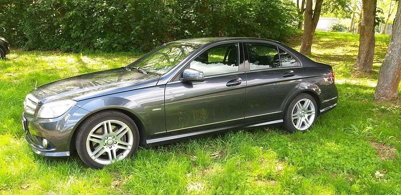 Grau Gebraucht 2009 Mercedes C350 Avantgarde Limousine | 9.990 € (Teuer) - Bild 1/4