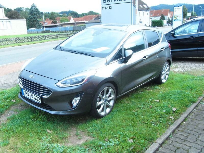 Grau Gebraucht 2018 Ford Fiesta Titanium Kleinwagen | 17.850 € (Teuer) - Bild 1/4