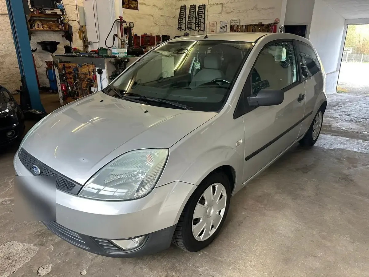 Gebraucht Ford Fiesta 70 PS (51 kW) 2002 Silber Kleinwagen