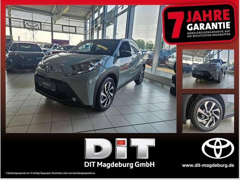 Urban khaki / night sky black Neu 2025 Toyota Aygo Kleinwagen | 16.490 € - Bild 1/4