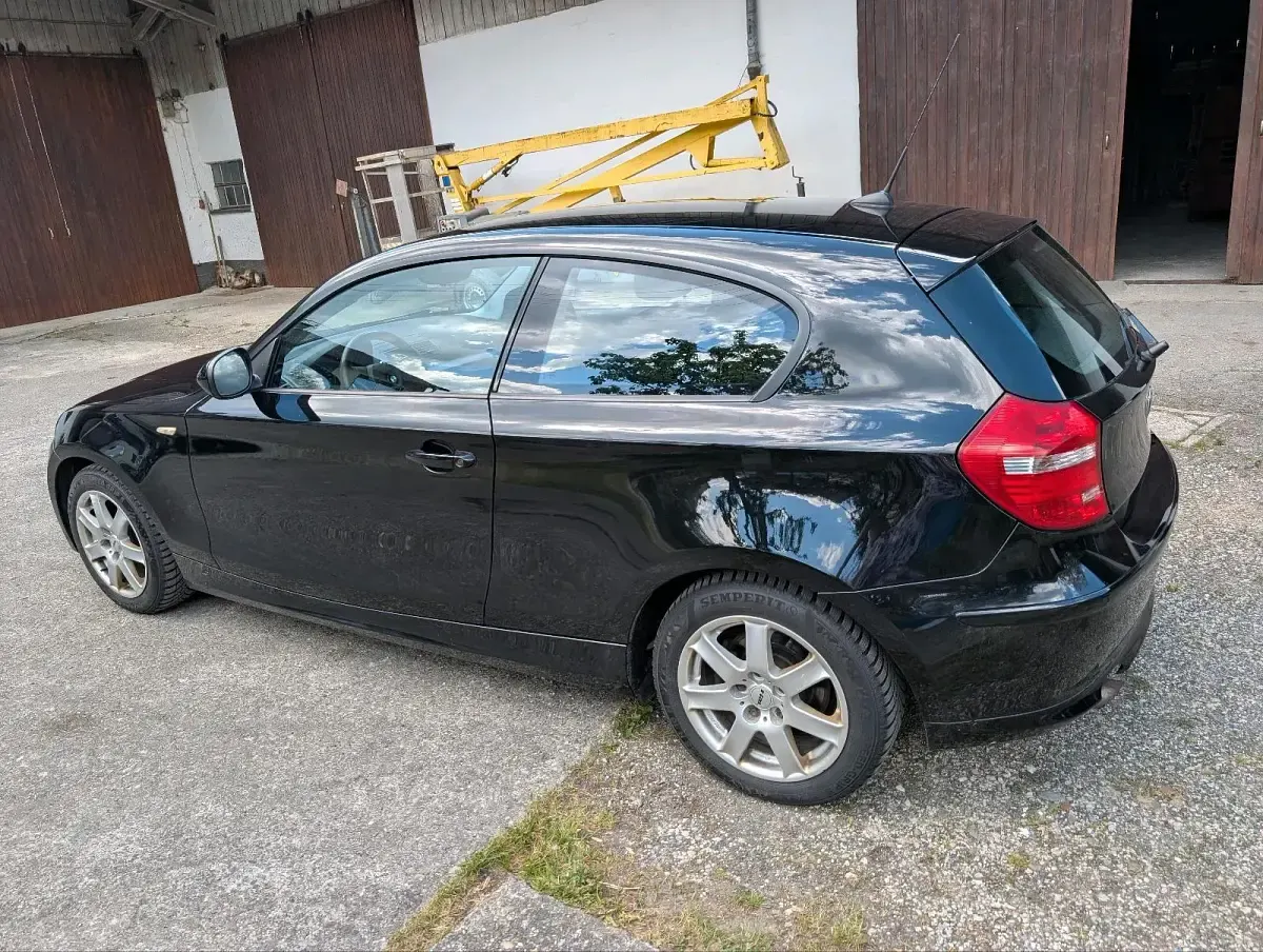 Gebraucht BMW 116 122 PS (89 kW) 2012 Schwarz Kleinwagen