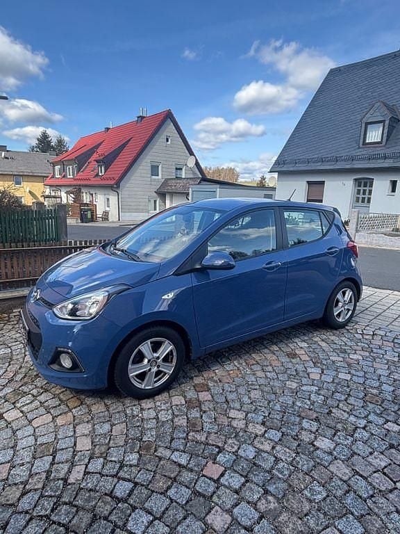 Gebraucht Hyundai i10 Edition 87 PS (63 kW) 2015 Blau Kleinwagen