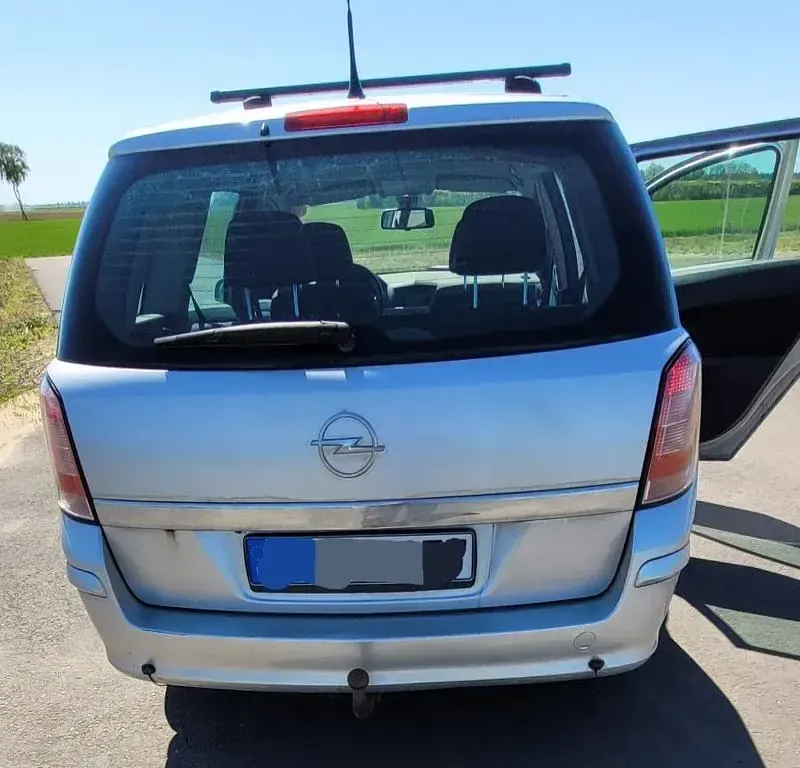 Używany Opel Astra Edition 110 KM (80 kW) 2009 Srebrny Sedan/Limuzyna