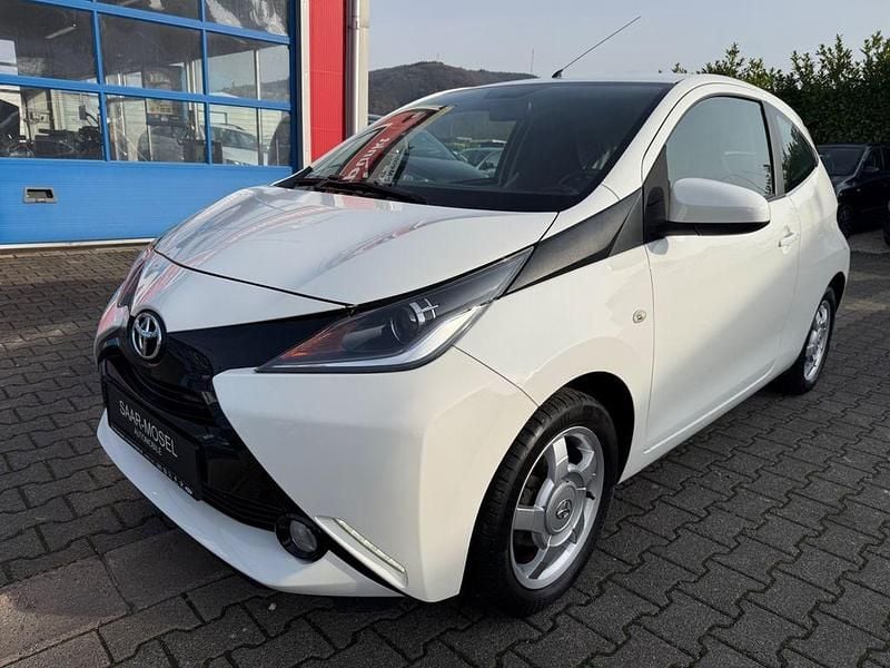 Weiß Gebraucht 2015 Toyota Aygo X-play Kleinwagen | 8.990 € (Guter Preis) - Bild 1/4