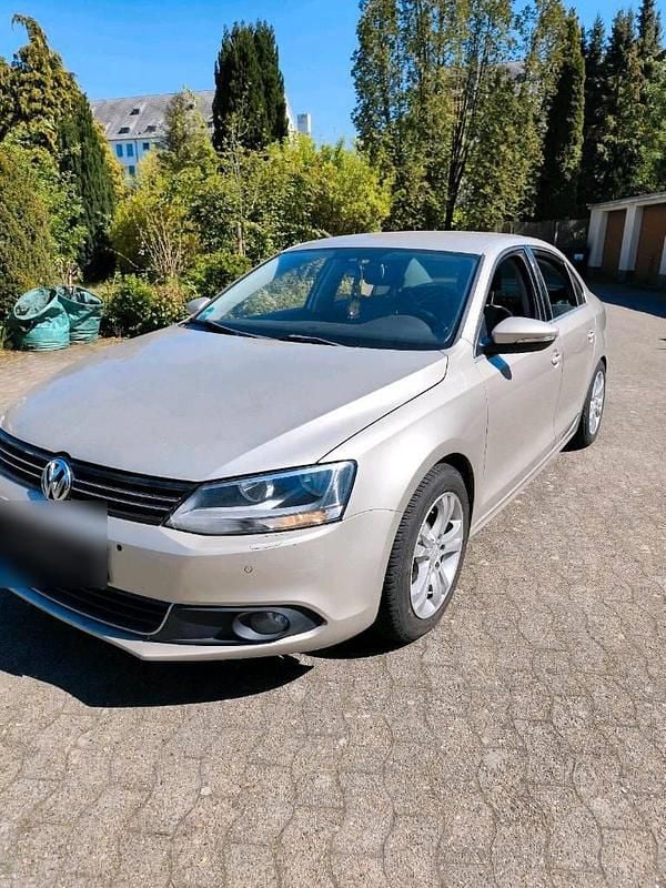 Second-hand VW Jetta 140 CP (102 kW) 2013 Auriu Berlinǎ