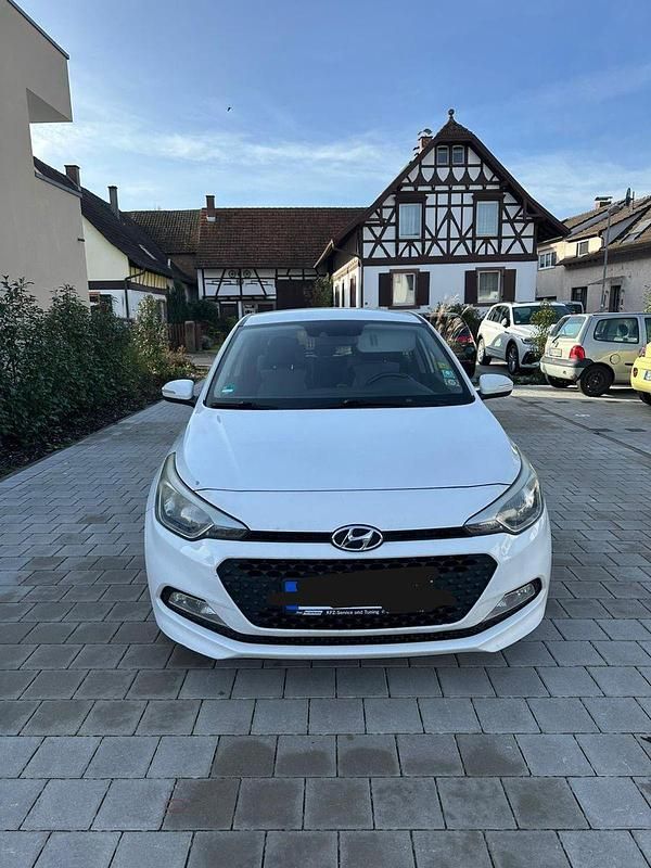 Weiß Gebraucht 2015 Hyundai i20 Style Kleinwagen | 4.850 € (Guter Preis) - Bild 1/4