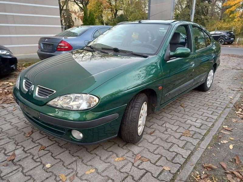 Grün Gebraucht 1999 Renault Mégane Dynamique Limousine | 690 € (Guter Preis) - Bild 1/4
