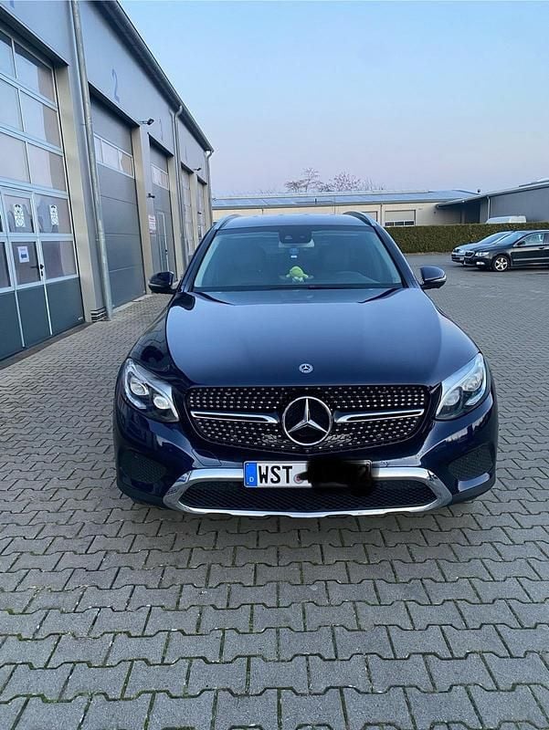 Blau Gebraucht 2017 Mercedes GLC220 SUV | 24.500 € (Superpreis) - Bild 1/4