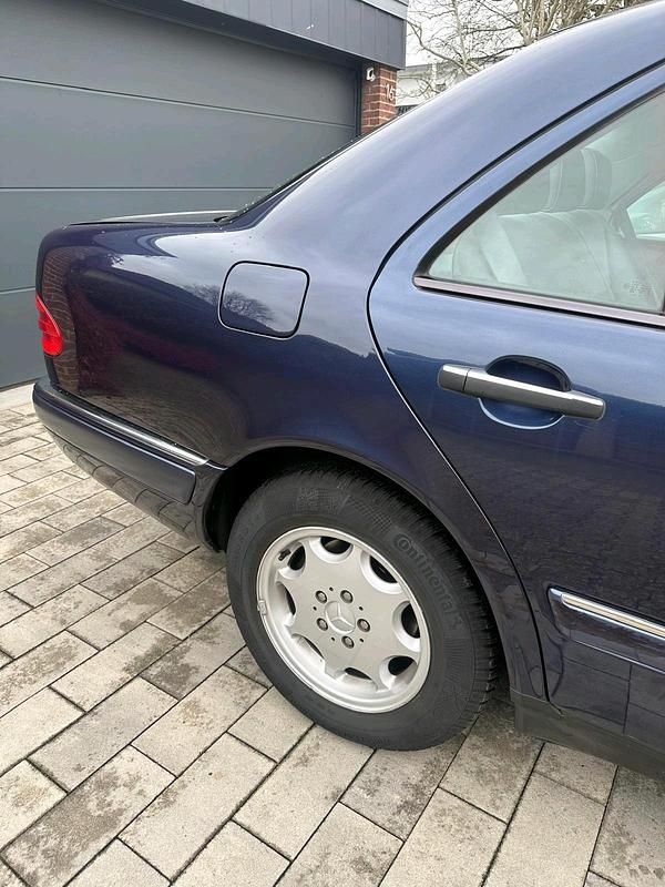 Gebraucht Mercedes E240 170 PS (125 kW) 1999 Blau Limousine