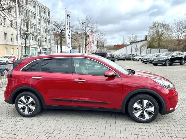 Gebraucht Kia Niro Vision 141 PS (103 kW) 2017 K3r) temptation rot met. (rot SUV