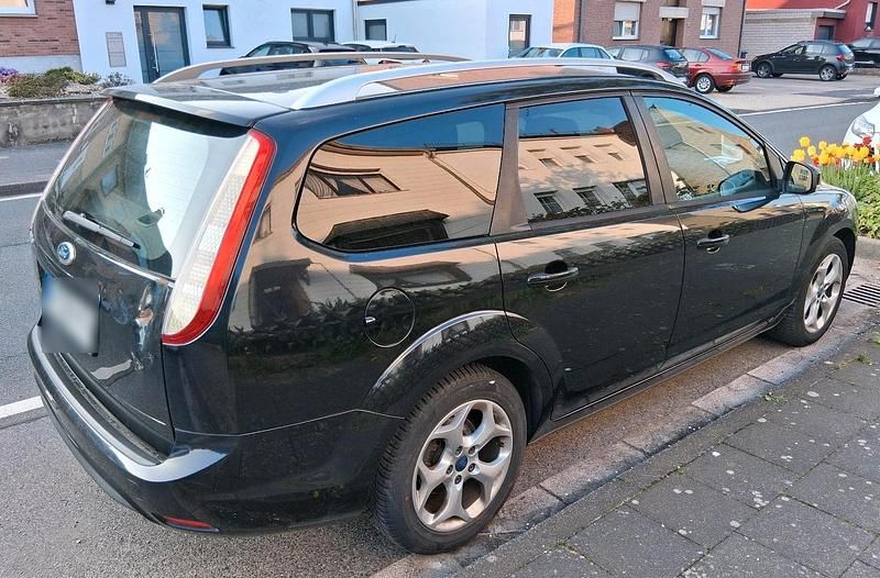 Gebraucht Ford Focus 105 PS (77 kW) 2010 Schwarz Kombi