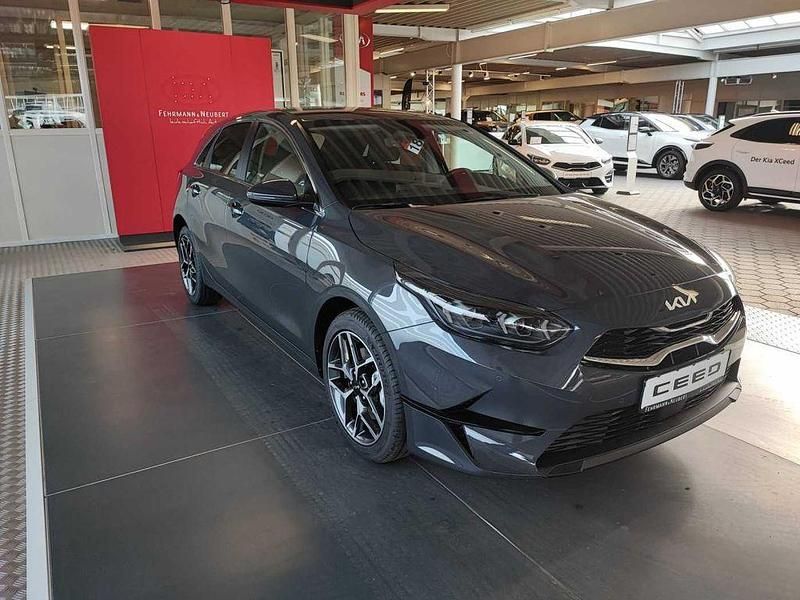 Neu Kia Ceed Style 140 PS (102 kW) 2025 Pentametal Kleinwagen