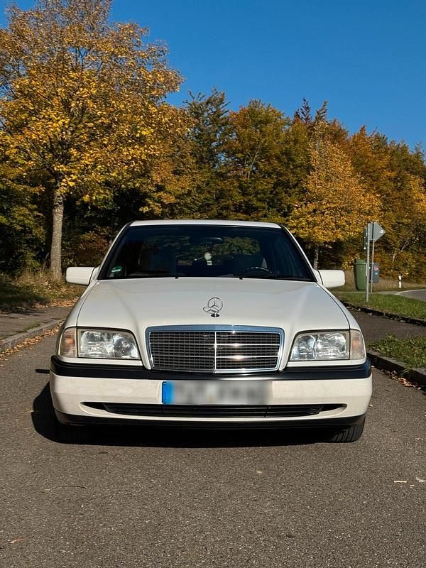 Weiß Gebraucht 1997 Mercedes C180 Limousine | 3.000 € (Fairer Preis) - Bild 1/4
