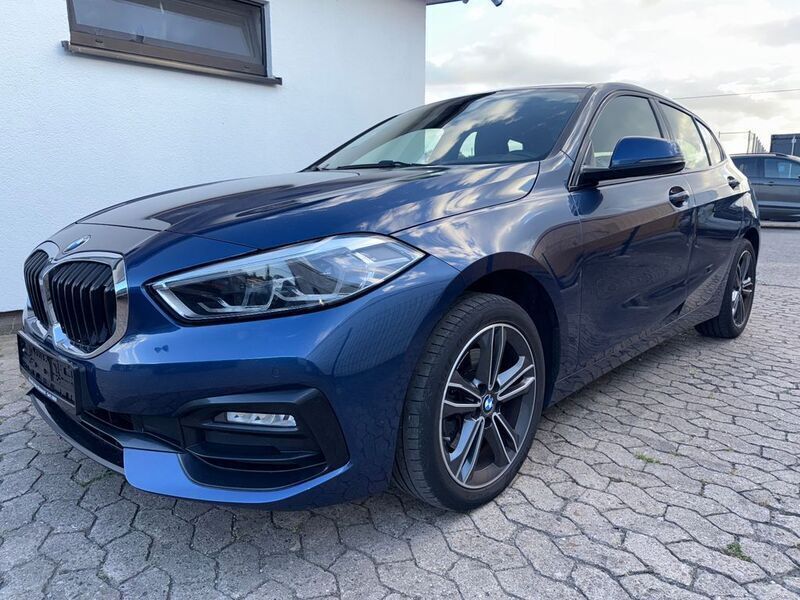 Blau Gebraucht 2021 BMW 118 Sport Line Kleinwagen | 23.000 € (Fairer Preis) - Bild 1/4