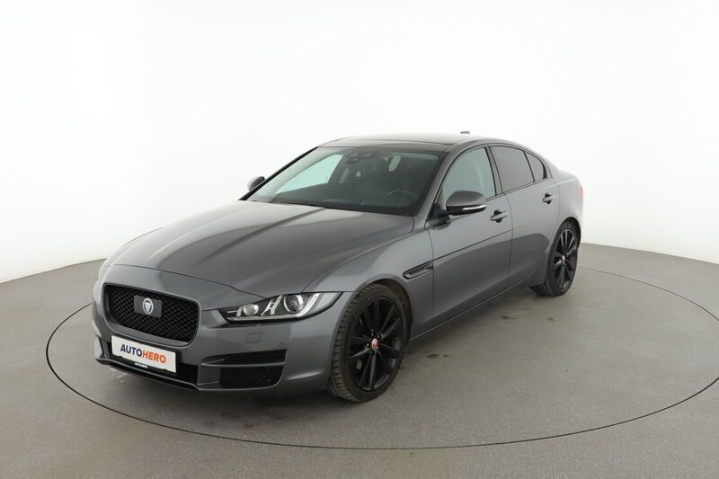 Grau Gebraucht 2018 Jaguar XE Portfolio Limousine | 19.530 € (Etwas zu teuer) - Bild 1/4