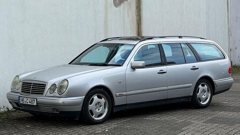 Gebraucht Mercedes E240 Avantgarde 170 PS (125 kW) 1999 Silber Limousine