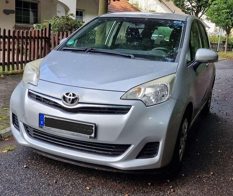 Silber Gebraucht 2012 Toyota Verso-S Life Van / Kleinbus | 8.100 € (Guter Preis) - Bild 1/4