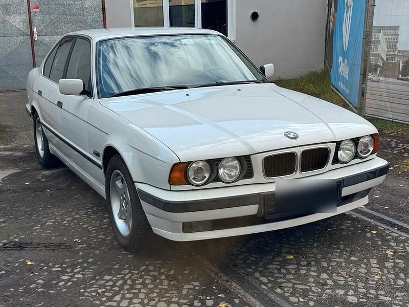 Weiß Gebraucht 1994 BMW 530 Limousine | 12.500 € - Bild 1/4