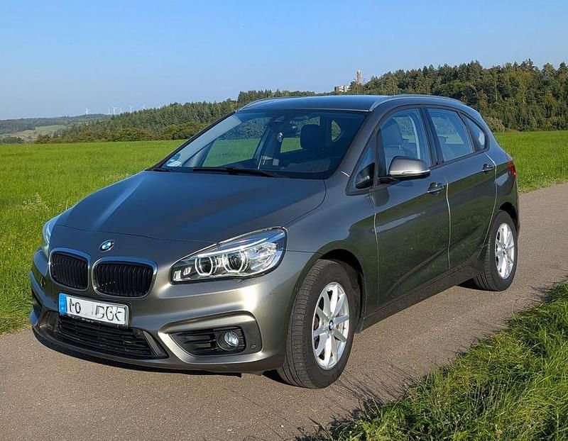 Gold Gebraucht 2016 BMW 218 Active Tourer Van / Kleinbus | 13.990 € (Guter Preis) - Bild 1/4