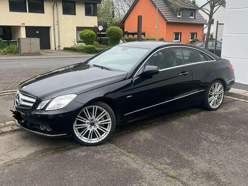 Schwarz Gebraucht 2010 Mercedes E250 Elegance Coupé | 9.999 € (Superpreis) - Bild 1/4