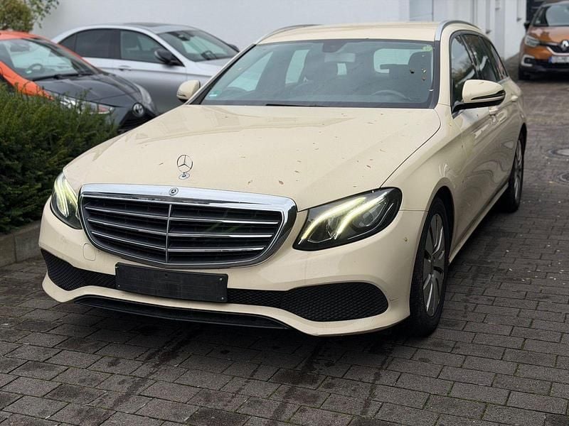 Beige Gebraucht 2020 Mercedes E200 Style Kombi | 8.300 € - Bild 1/4