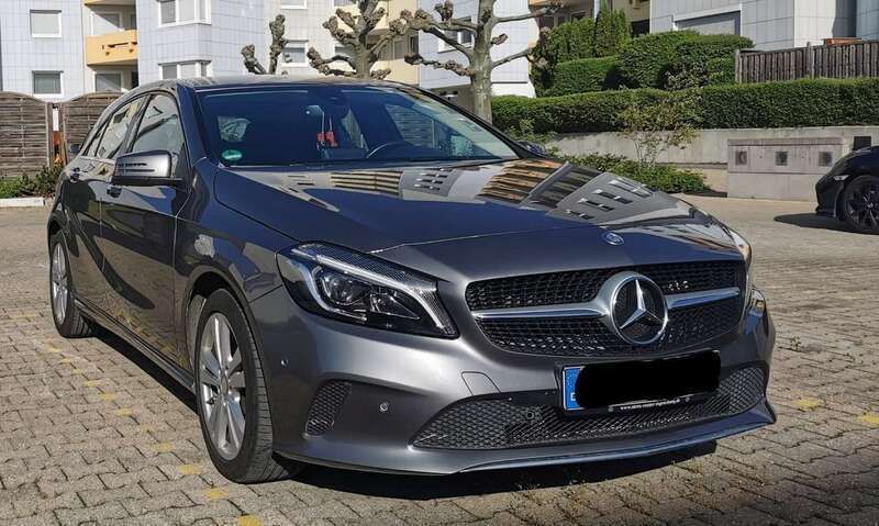 Grau Gebraucht 2017 Mercedes A180 Edition Limousine | 15.999 € (Fairer Preis) - Bild 1/4