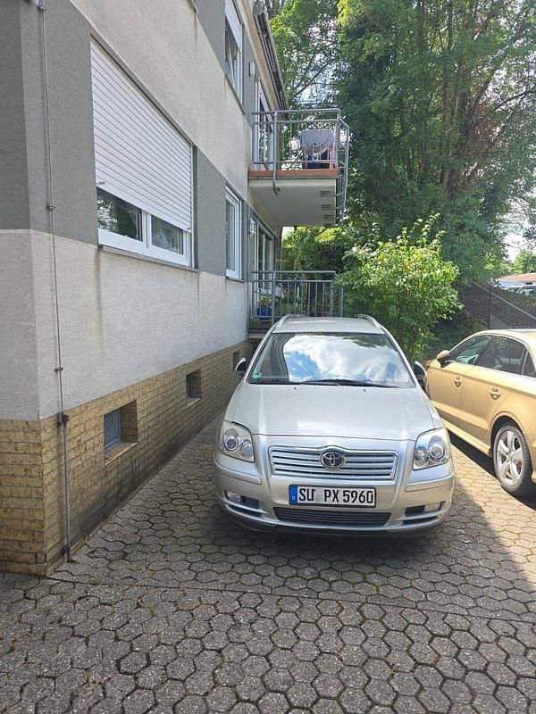 Silber Gebraucht 2004 Toyota Avensis T2 Kombi | 2.000 € - Bild 1/4
