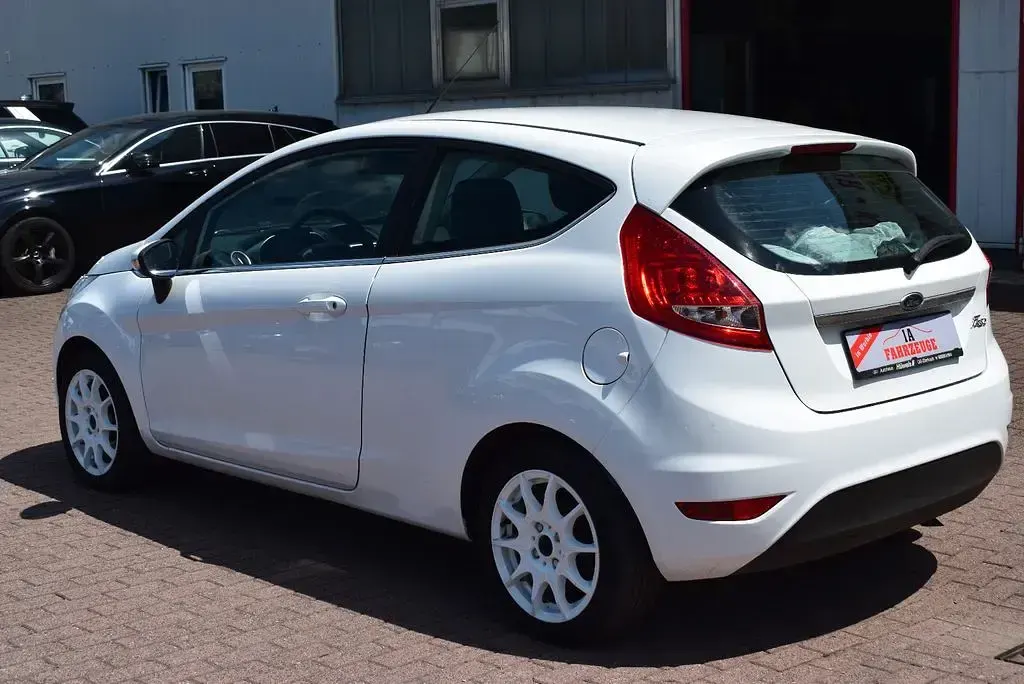 Gebraucht Ford Fiesta Trend 92 PS (67 kW) 2012 Weiß Kleinwagen