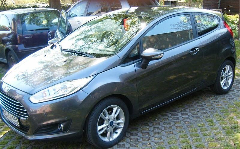 Grau Gebraucht 2015 Ford Fiesta SYNC Edition Kleinwagen | 6.100 € (Guter Preis) - Bild 1/4