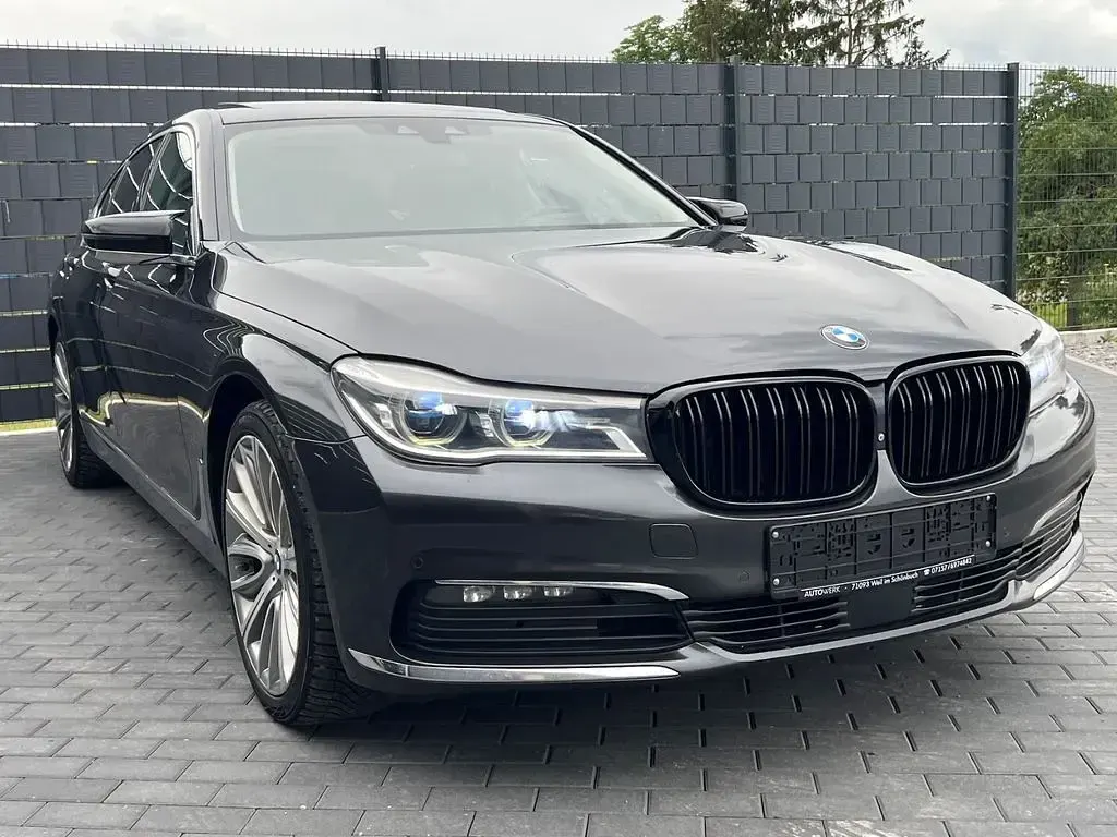 Gebraucht BMW 740 320 PS (235 kW) 2016 Grau Limousine