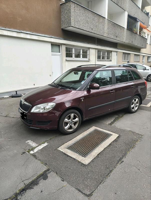 Rot Gebraucht 2011 Skoda Fabia Family Kleinwagen | 5.500 € (Fairer Preis) - Bild 1/4