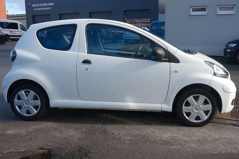 Gebraucht Toyota Aygo 68 PS (50 kW) 2010 Weiß Kleinwagen