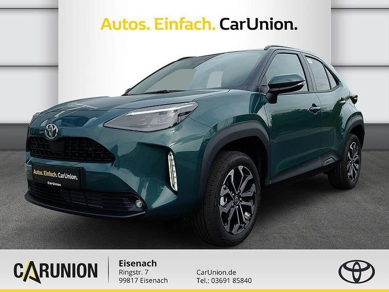 Grün Neu 2025 Toyota Yaris Hybrid Limousine | 30.990 € - Bild 1/4