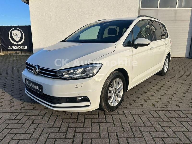 Weiß Gebraucht 2018 VW Touran Comfortline Van / Kleinbus | 16.900 € (Etwas zu teuer) - Bild 1/4