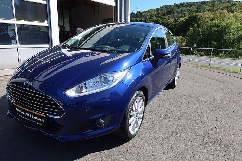 Indigo blau Gebraucht 2017 Ford Fiesta Titanium Kleinwagen | 9.490 € (Fairer Preis) - Bild 1/4