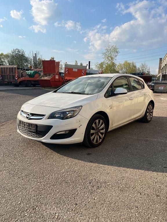 Second-hand Opel Astra Active 101 CP (74 kW) 2013 Alb Berlinǎ
