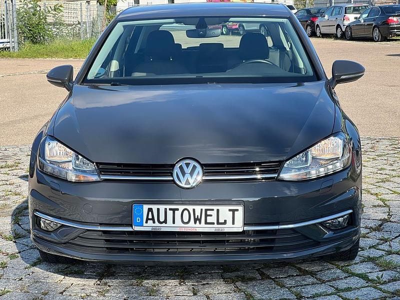 Uranograu/cinza urano Gebraucht 2020 VW Golf VII Limousine | 21.999 € (Fairer Preis) - Bild 1/4
