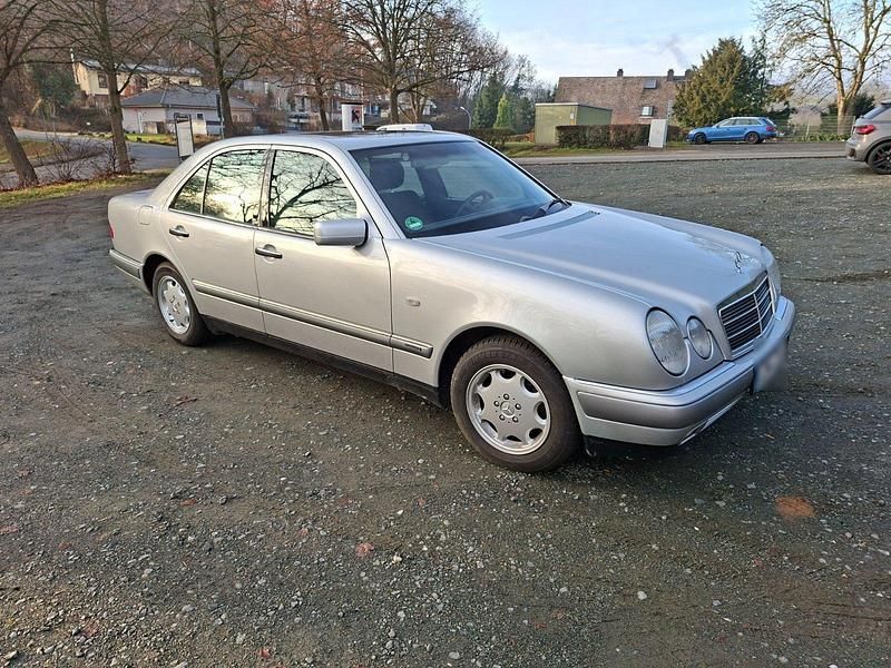 Gebraucht Mercedes E200 Elegance 136 PS (100 kW) 1995 Silber Limousine