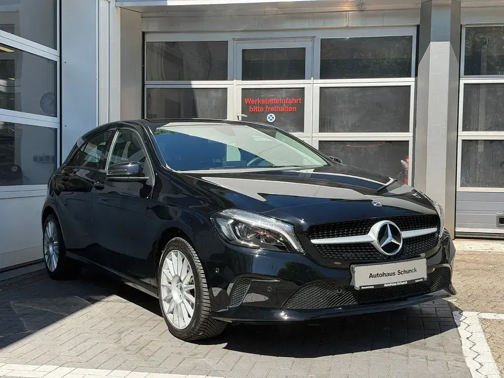Gebraucht Mercedes A180 109 PS (80 kW) 2018 Schwarz Limousine