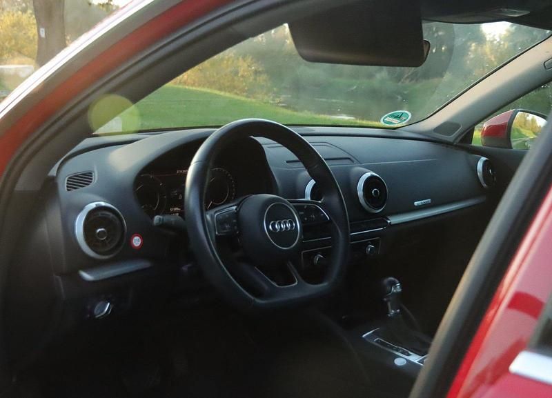 Rot Gebraucht 2020 Audi A3 Sportback e-tron Comfort Limousine | 20.999 € (Fairer Preis) - Bild 1/4