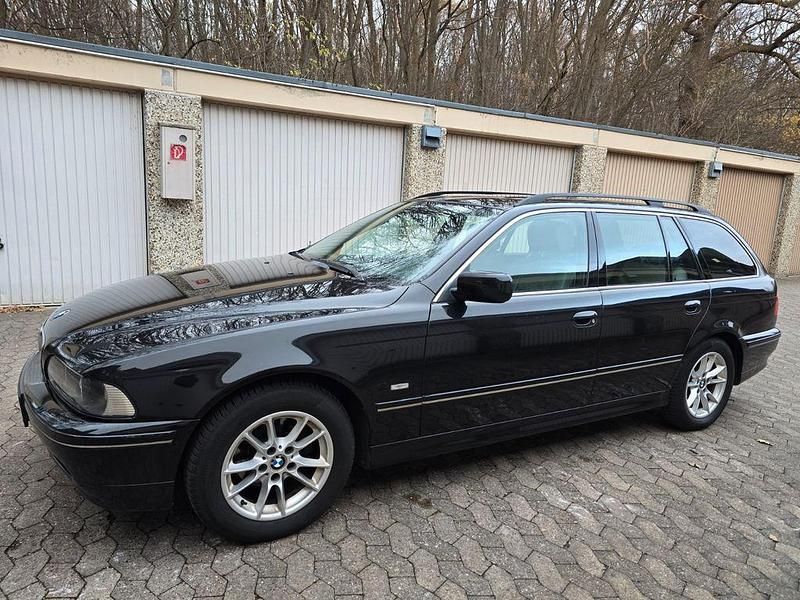 Schwarz Gebraucht 2002 BMW 520 Sport Line Kombi | 2.222 € (Fairer Preis) - Bild 1/4