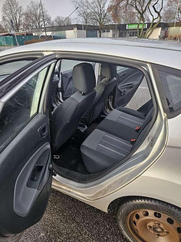 Gebraucht Ford Fiesta Ghia 82 PS (60 kW) 2008 Silber Kleinwagen
