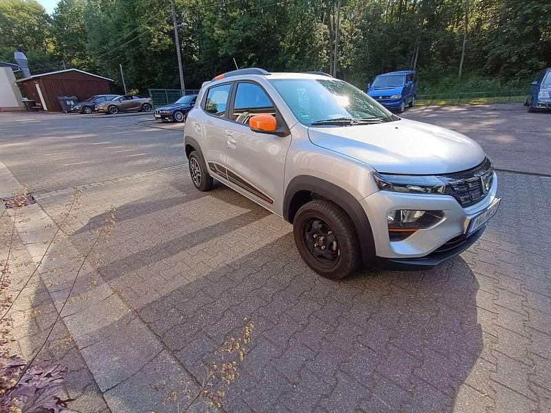 Gebraucht Dacia Spring Comfort Plus 33 kW (45 PS) 2023 Diamantsilbergrau Kleinwagen