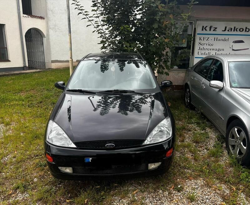 Schwarz Gebraucht 2000 Ford Focus Limousine | 1.000 € - Bild 1/3