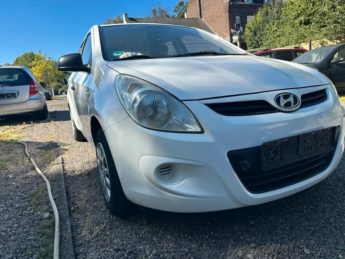 Gebraucht Hyundai i20 77 PS (56 kW) 2011 Weiß Kleinwagen