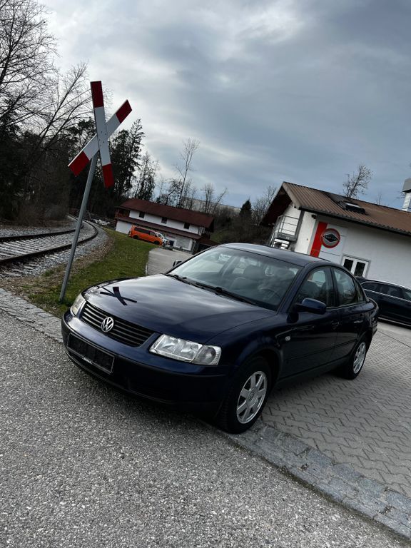 Blau Gebraucht 2000 VW Passat Limousine | 2.390 € (Teuer) - Bild 1/4