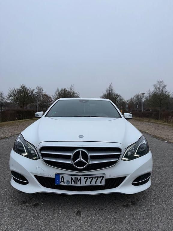 Weiß Gebraucht 2013 Mercedes E200 Limousine | 13.299 € (Fairer Preis) - Bild 1/4