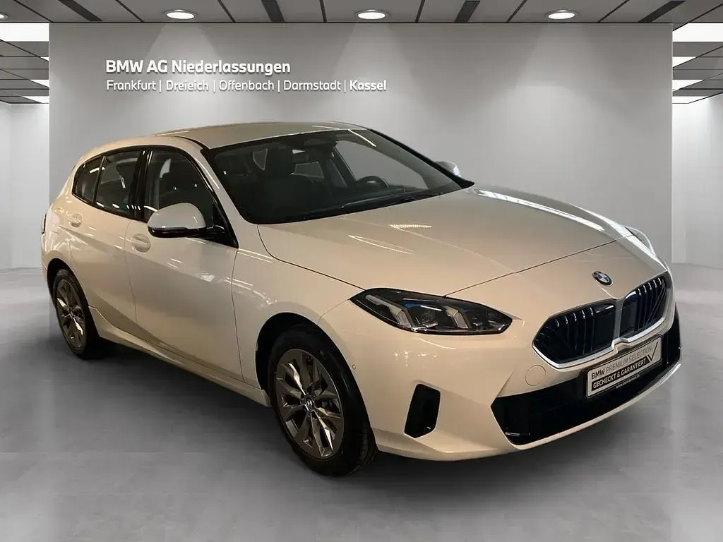 Używany BMW 120 Shadowline 150 KM (110 kW) 2025 Biały Hatchback