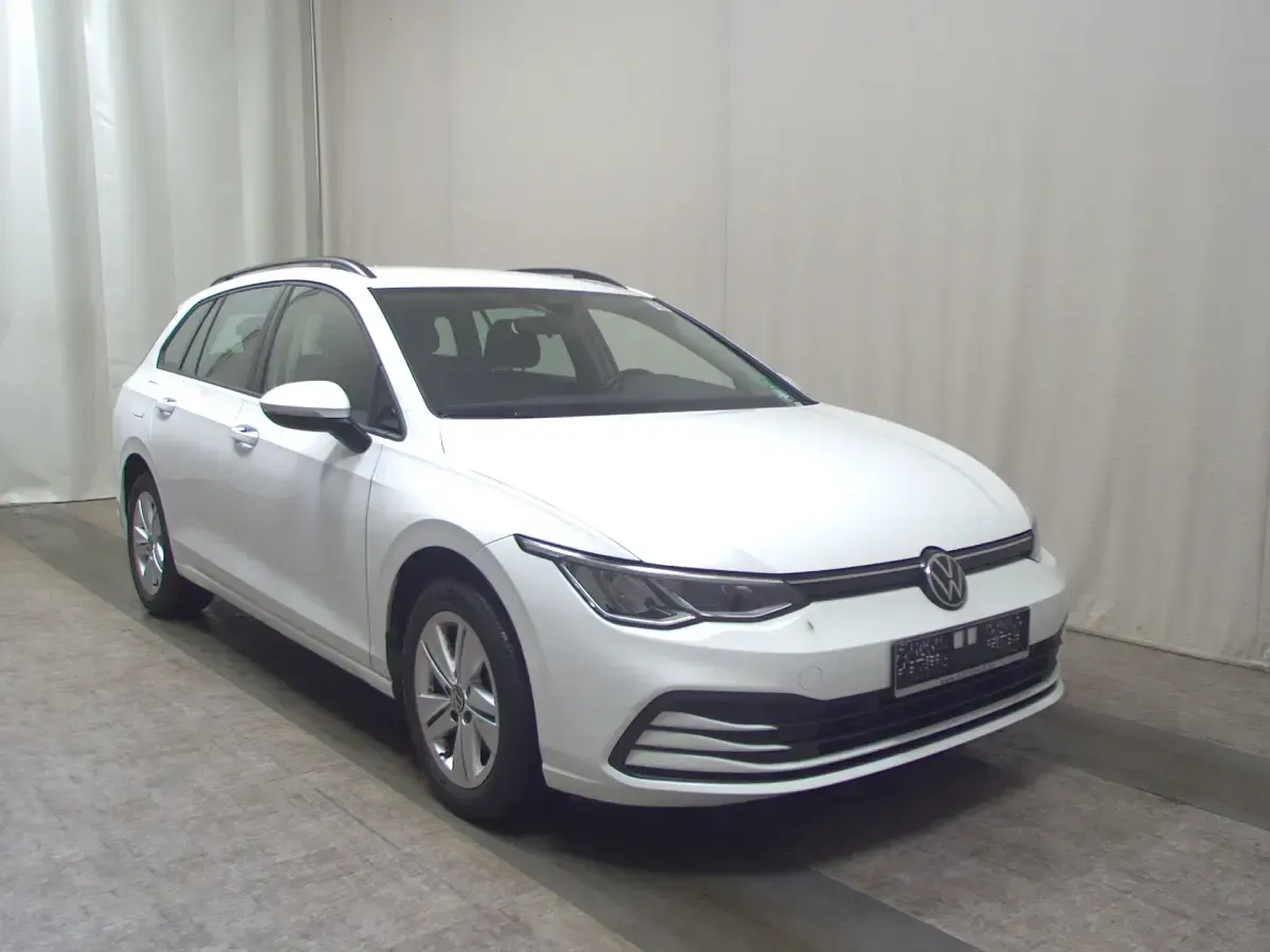 Second-hand VW Golf VIII Life 150 CP (110 kW) 2022 Alb Berlinǎ