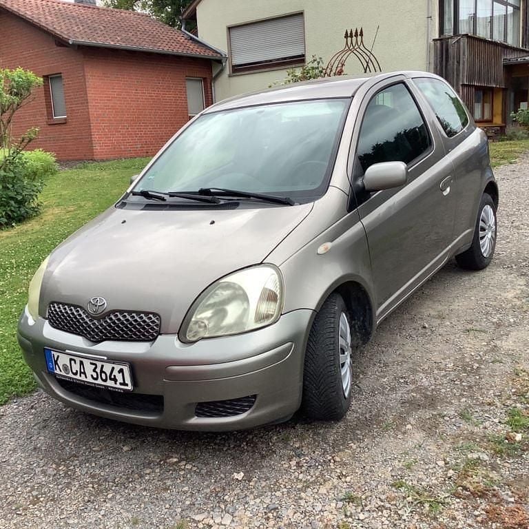 Grau Gebraucht 2004 Toyota Yaris Limousine | 800 € (Guter Preis) - Bild 1/4